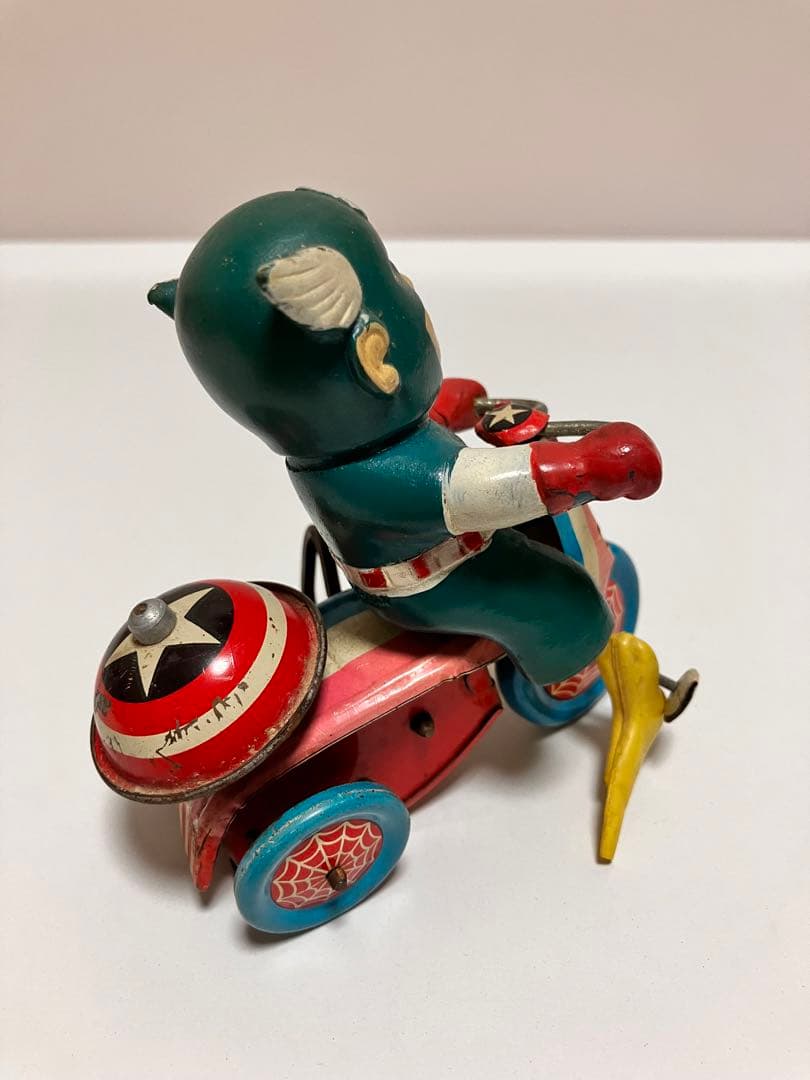 キャプテンアメリカ　ゼンマイ式ベル付き三輪車