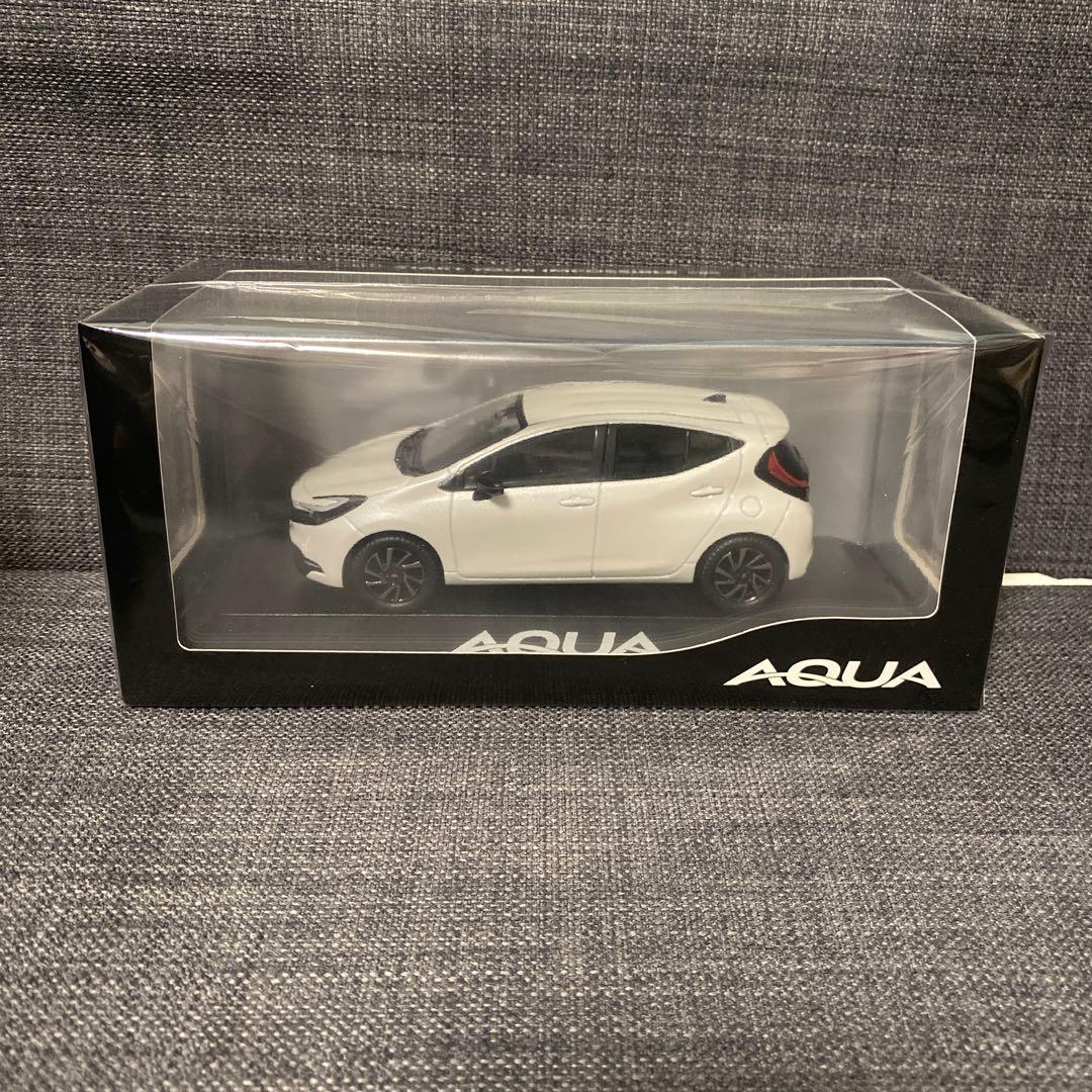 新型アクア　ミニカー　プラチナホワイトパールマイカ
