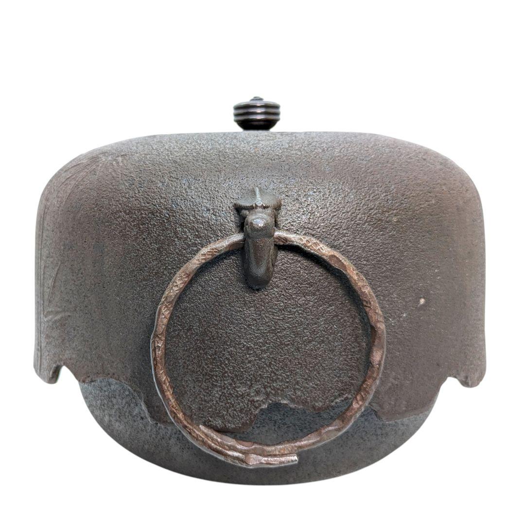 竹地紋と尾垂の風合いが美しい、わびさび感じる茶釜。