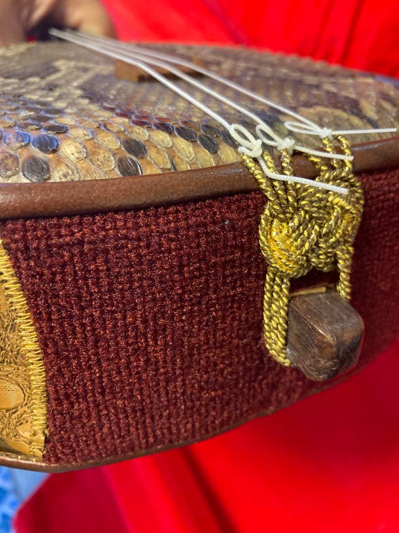 ジ*ニ様 三線本体 ヘビ皮製 専用ケース付き　古い 補修あり