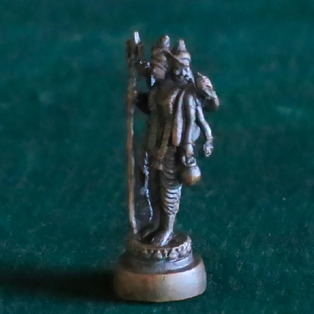ダッタトレーヤ（ヴィシュヌ・シヴァ・ブラフマー）像　金属製　4cm