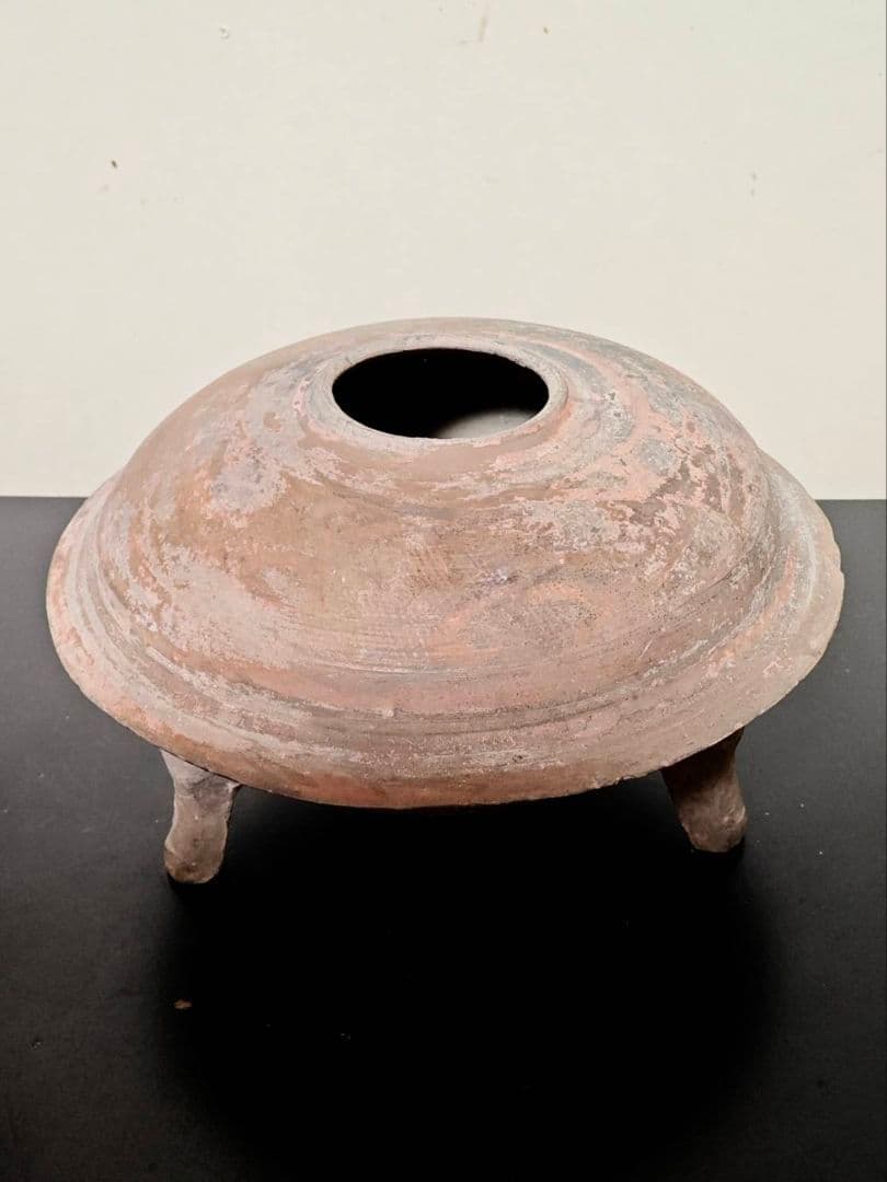 漢時代加彩三足土器　古代中国　中国古美術　考古遺物　発掘出土品　博物館展示品同手