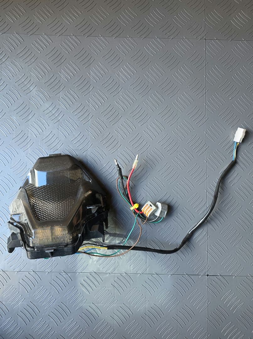 中古　TST製　 YZF R25 R3用テールランプウィンカー一体型　スモーク