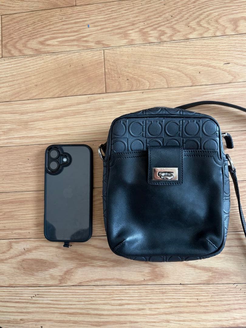 フェラガモ ショルダーバッグ ガンチーニ ブラック