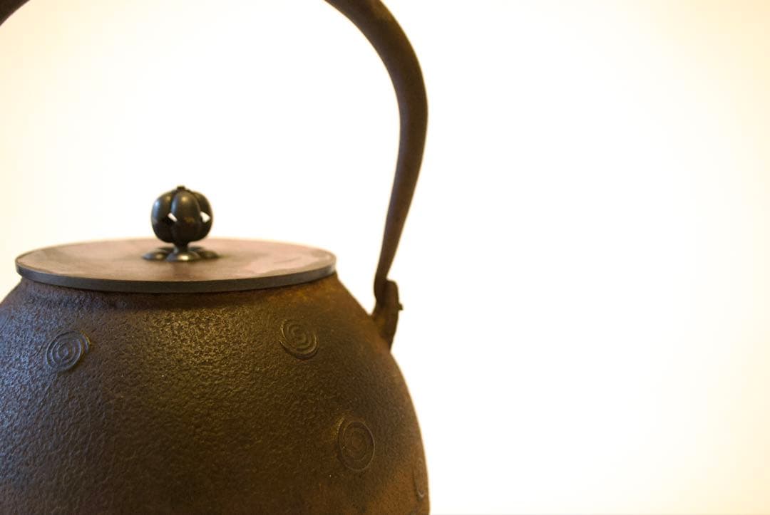 南部鉄瓶 金象嵌取手 意外に可愛いぐるぐる渦巻き文様 茶道具 明治〜昭和初期