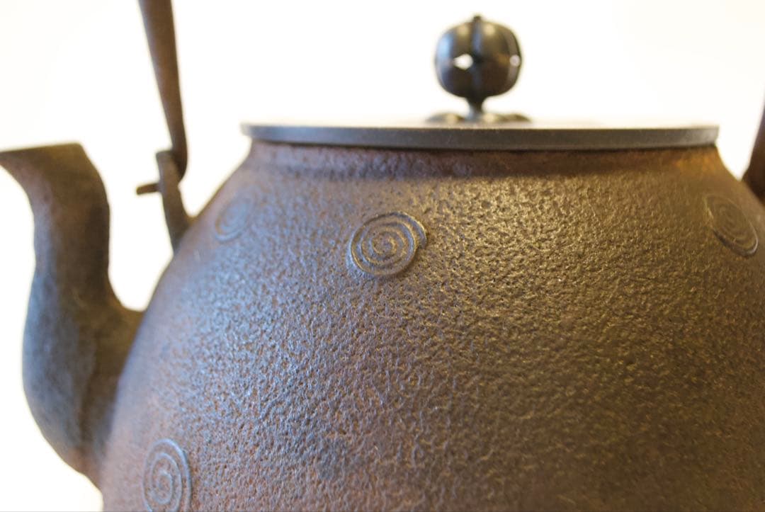 南部鉄瓶 金象嵌取手 意外に可愛いぐるぐる渦巻き文様 茶道具 明治〜昭和初期