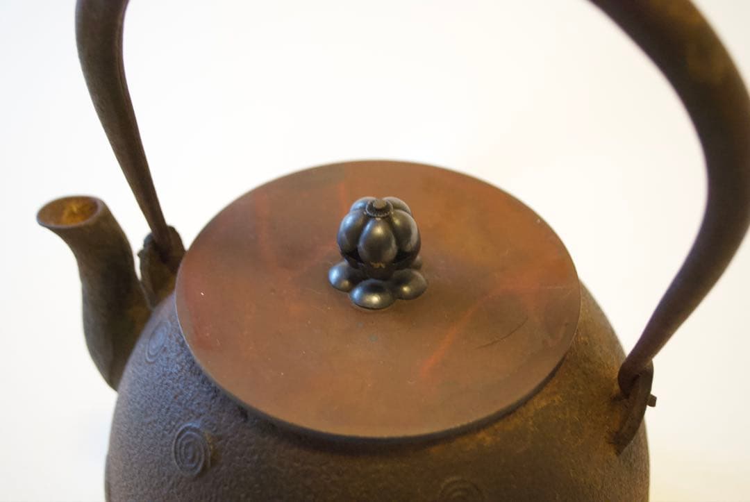 南部鉄瓶 金象嵌取手 意外に可愛いぐるぐる渦巻き文様 茶道具 明治〜昭和初期