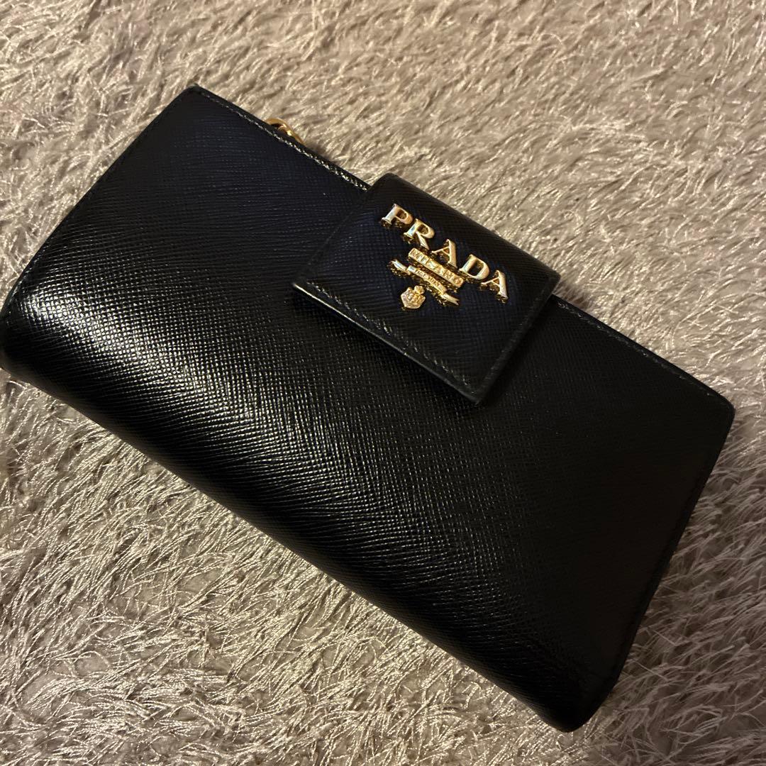 PRADAフラップサフィアーノレザーロゴ金具ブラック