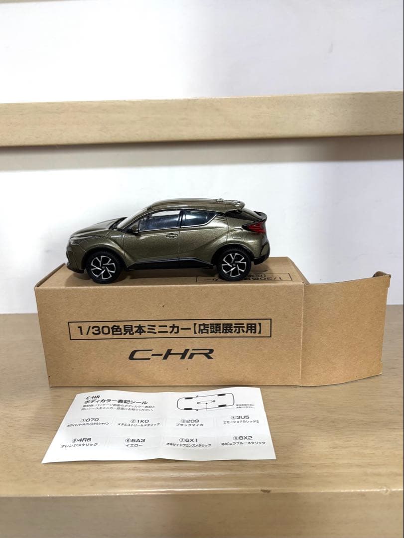未使用未開封C-HR ミニカー 1/30 スケール オリーブグリーン非販売品。