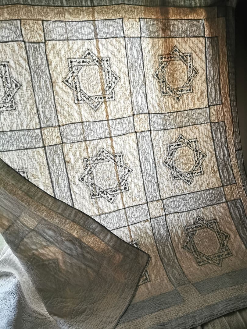 アンティーク 星 風車パッチワーク 小花青磁色刺繍 ふんわりダブルフェイスキルト