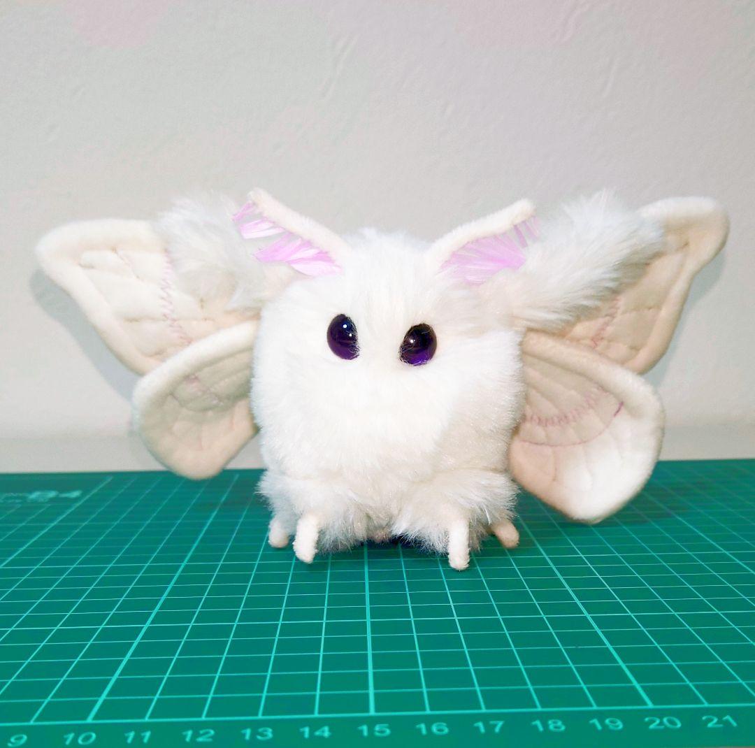 ふわふわのカイコガ　ぬいぐるみ　作家様製