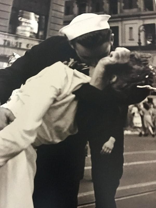 額装品/タイムズスクェアでの終戦祝賀のキス/アート/ポスター/インテリア