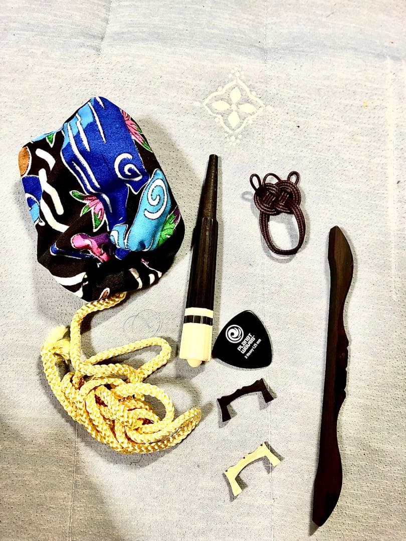 【美品】初心者向け三線本体、ハードケース付き（ハードケース金具一部にサビあり）