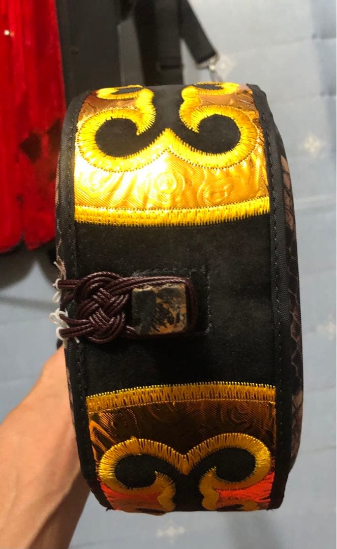 【美品】初心者向け三線本体、ハードケース付き（ハードケース金具一部にサビあり）