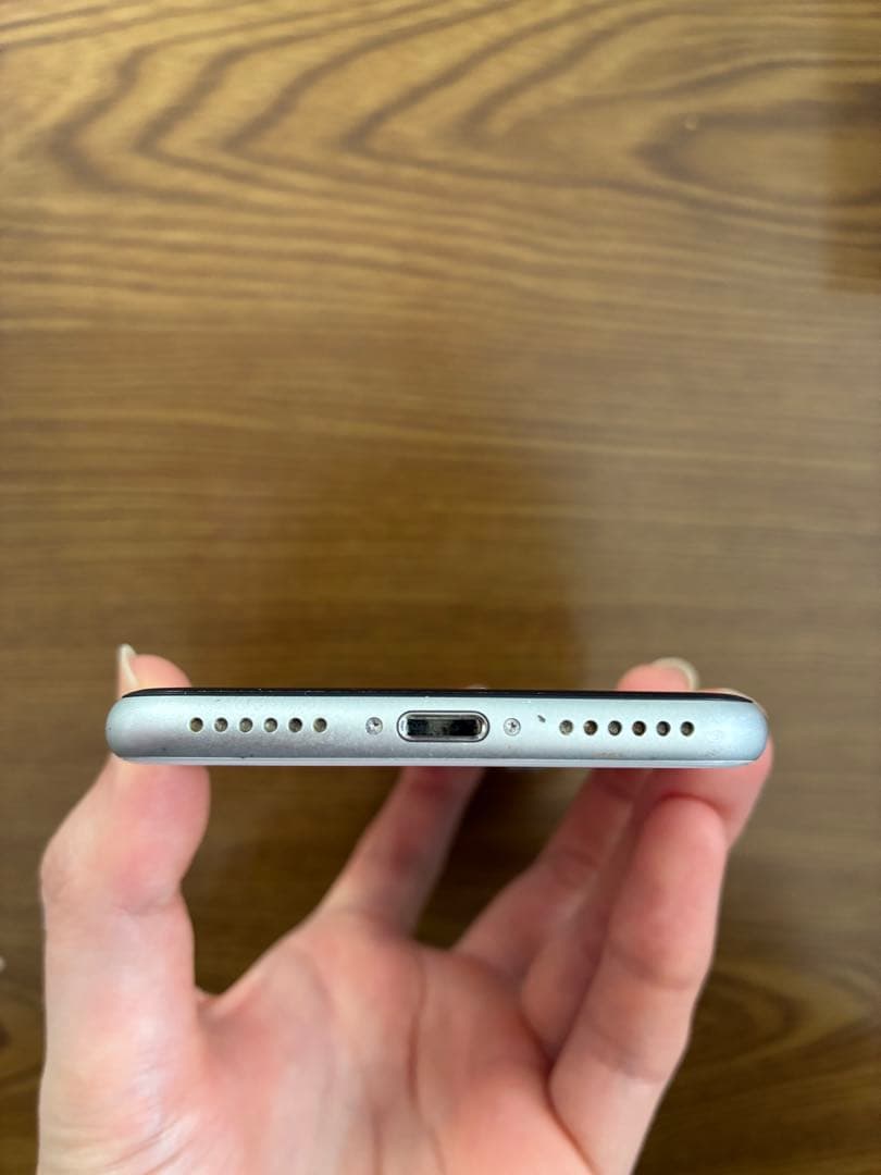 iPhone SE 第2世代 64GB ホワイト 残量77%