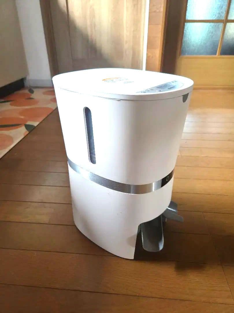 ホワイト 自動給餌器