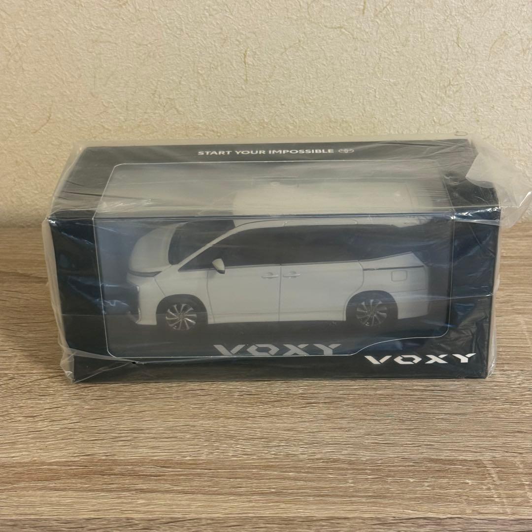 【Nob】トヨタ ヴォクシー ホワイトパールクリスタルシャイン 1/30