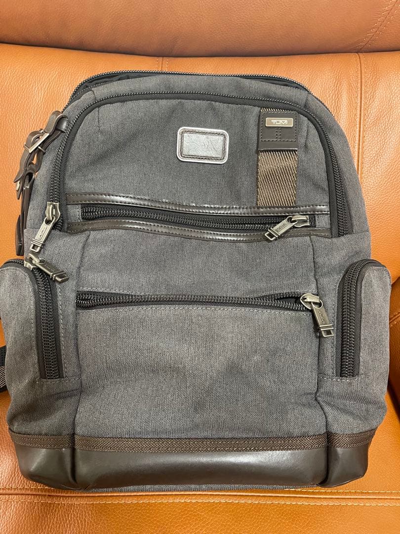 TUMI グレー ビジネスリュックバッグ 中型