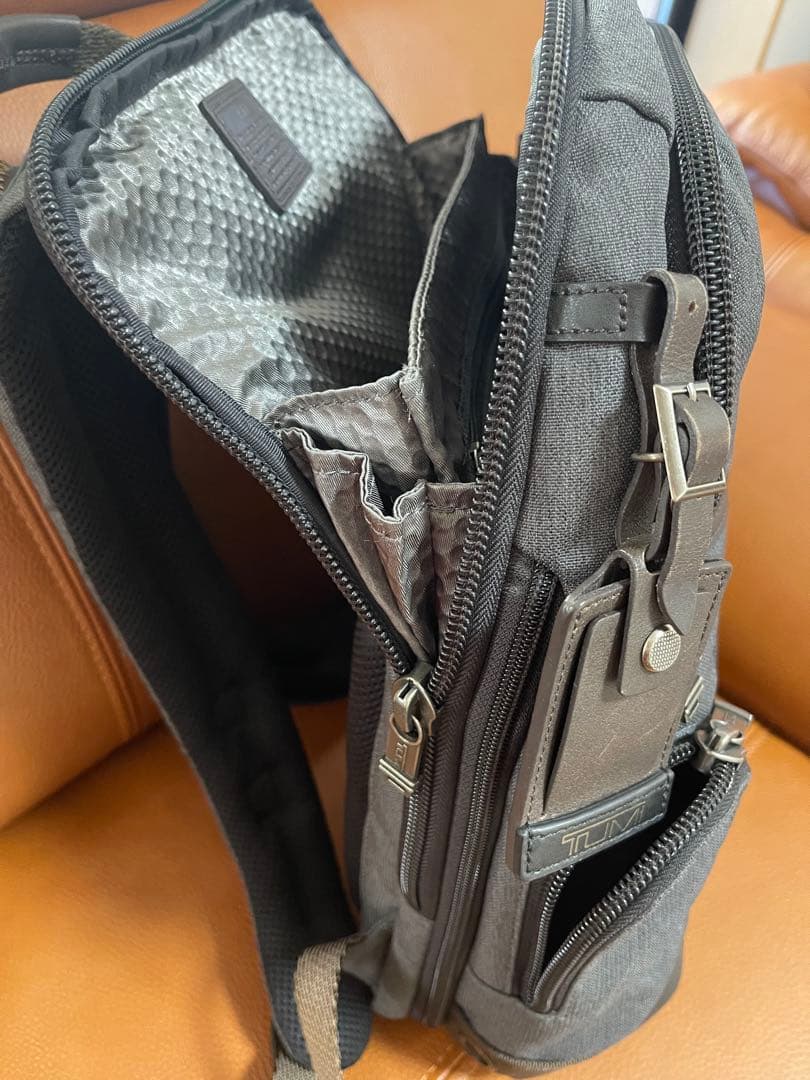 TUMI グレー ビジネスリュックバッグ 中型