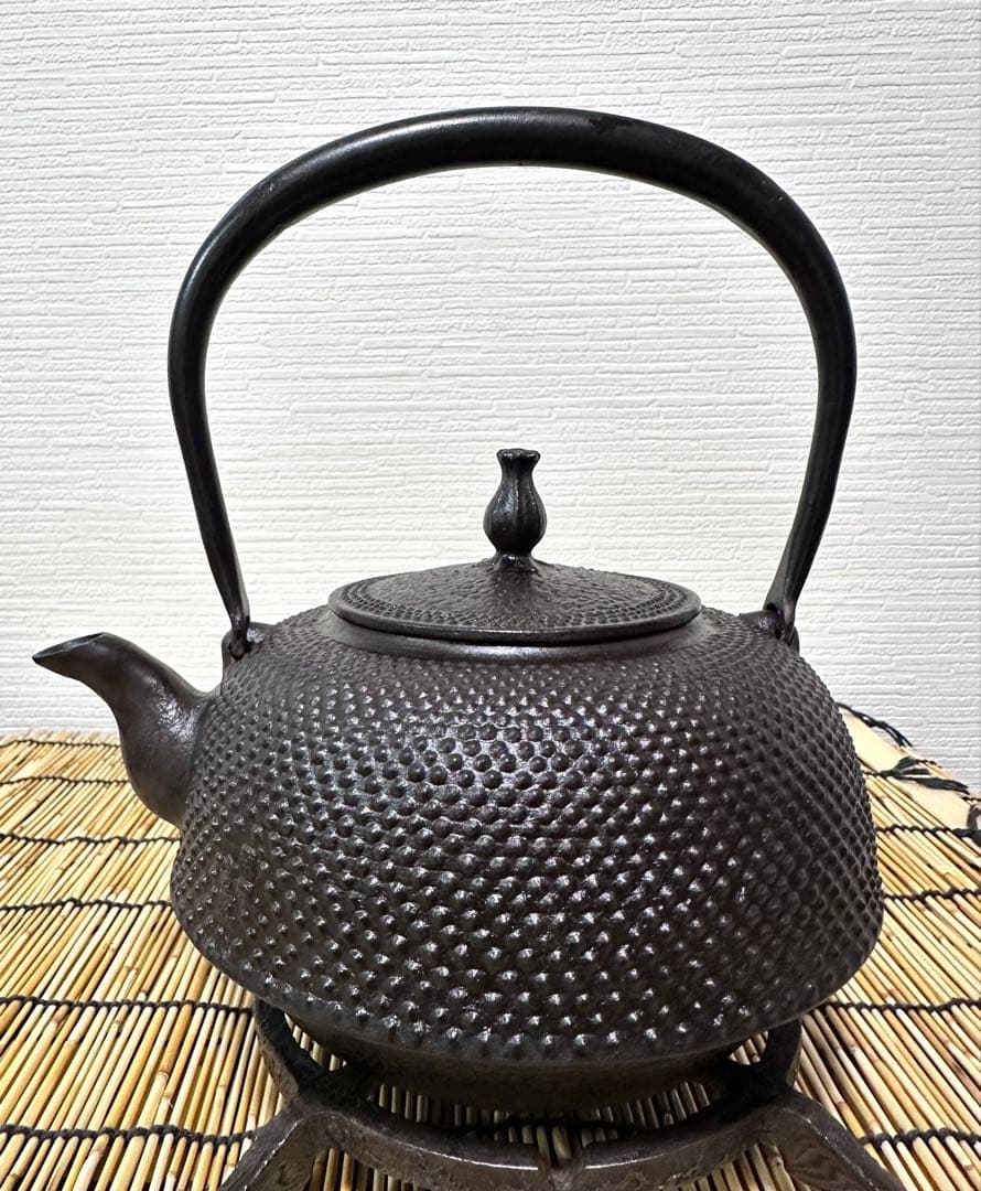未使用、付属品付　岩手県奥州 佐秋鋳造所 佐藤守巨造 真作保証　南部鉄瓶