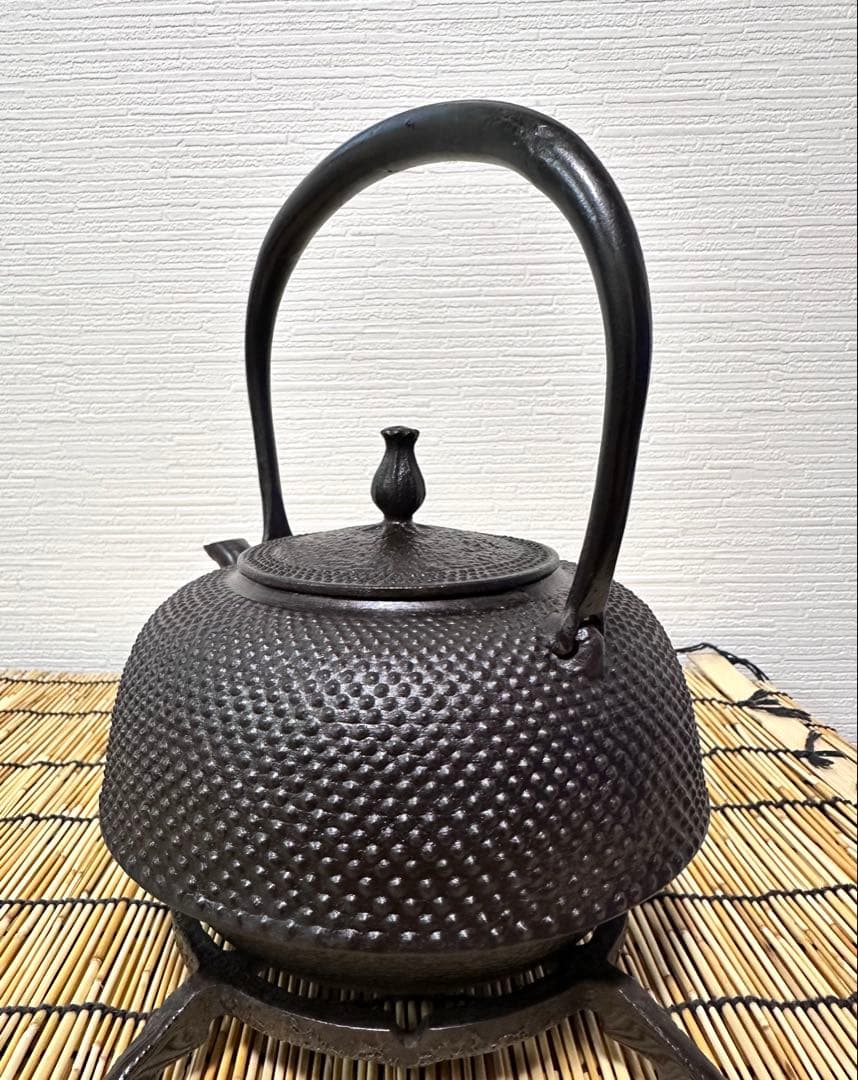 未使用、付属品付　岩手県奥州 佐秋鋳造所 佐藤守巨造 真作保証　南部鉄瓶