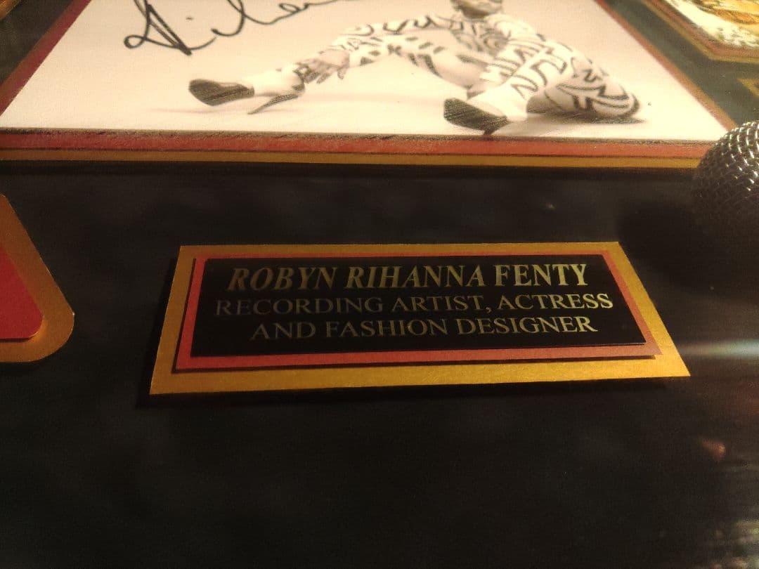 激レア　Rihanna サイン入りアートフレーム　リアーナ　希少　記念品