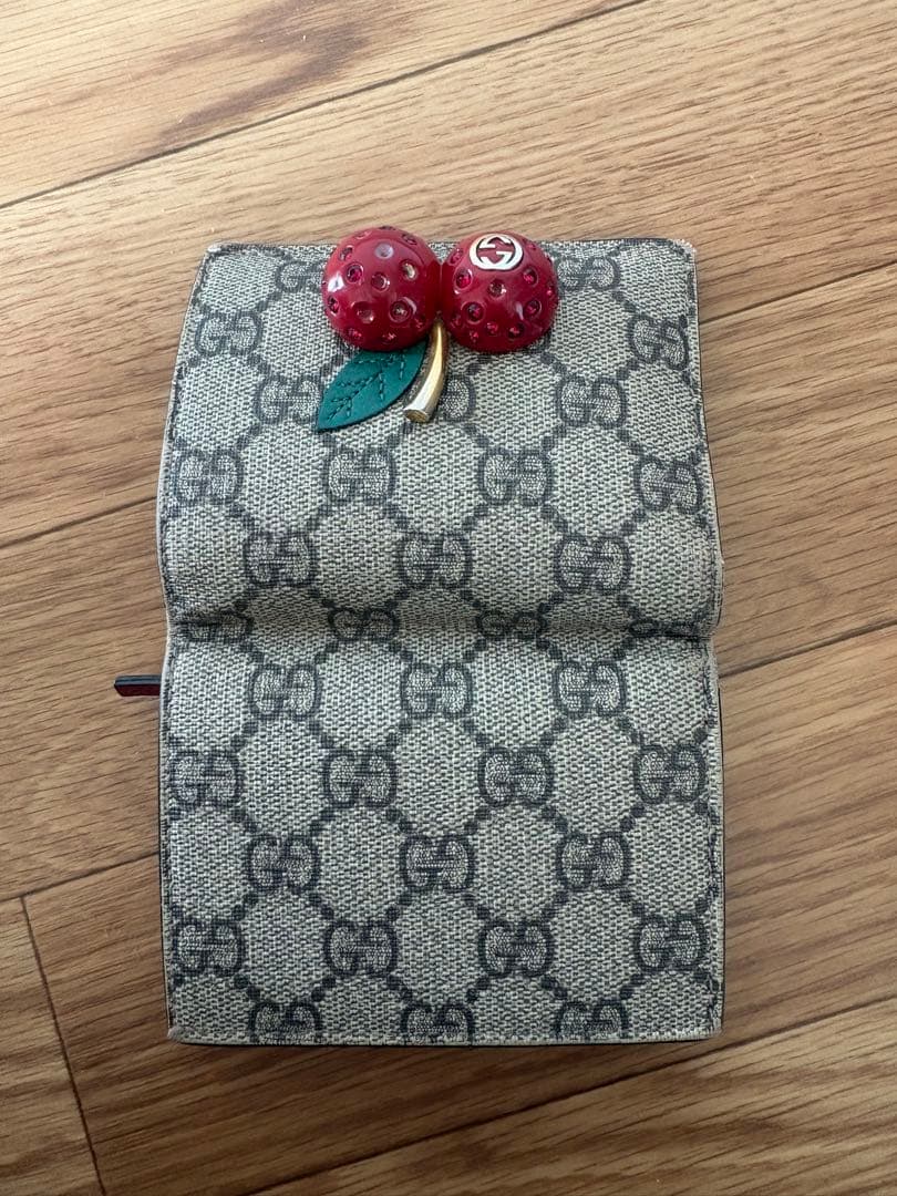 た*͚様 Gucci チェリー柄　さくらんぼ二つ折り財布