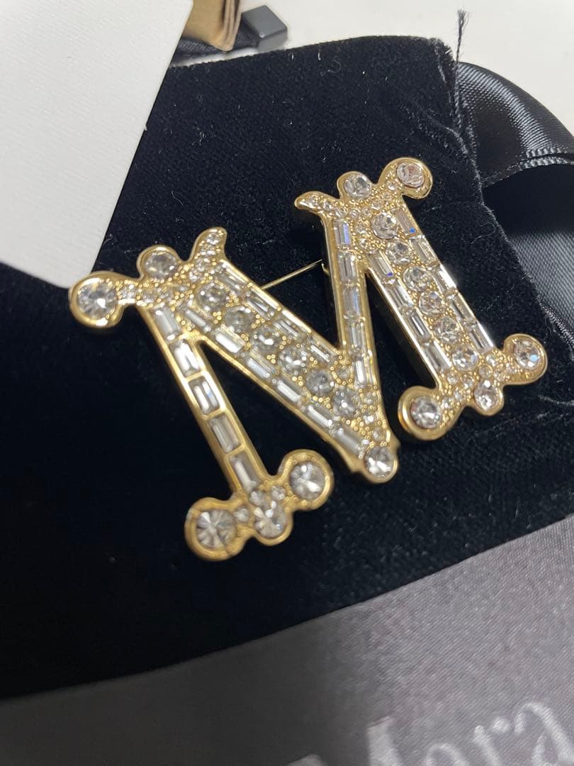 新品MaxMara M字型ブローチクリスタルマックスマーラ