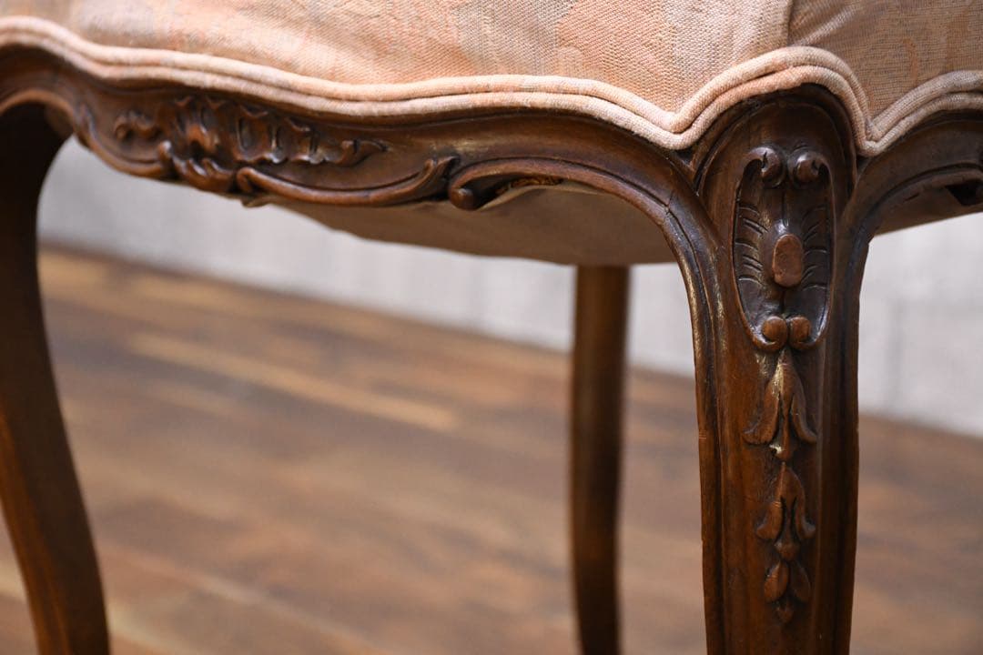 EFK99 英国アンティーク バルーンバックチェア 猫脚 木彫刻 サロンチェア