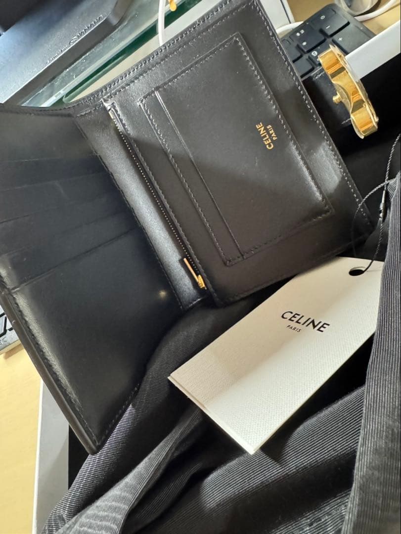 セリーヌ　ミディアム ストラップウォレット ニノ サプルグレインドカーフスキン