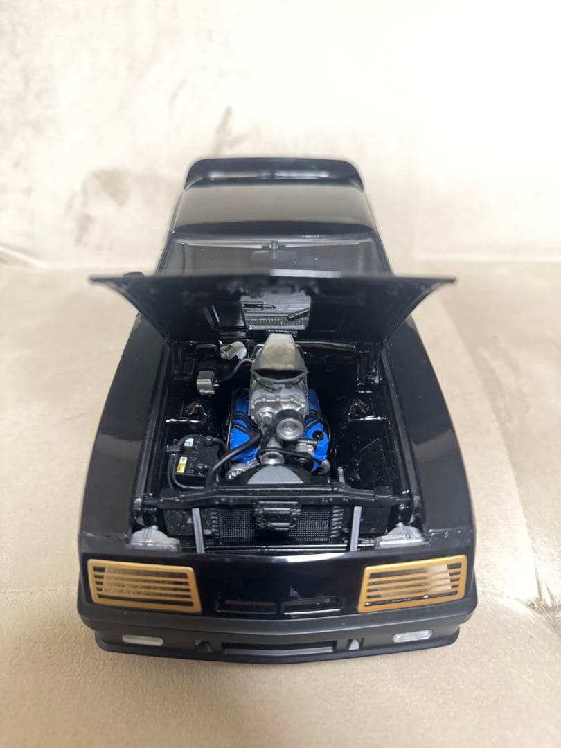 オートアート　マッドマックス　V8インターセプター