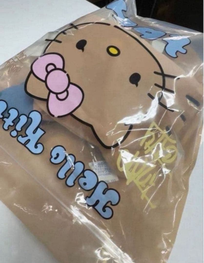 海外限定Hello Kitty x TBH ネックピロー