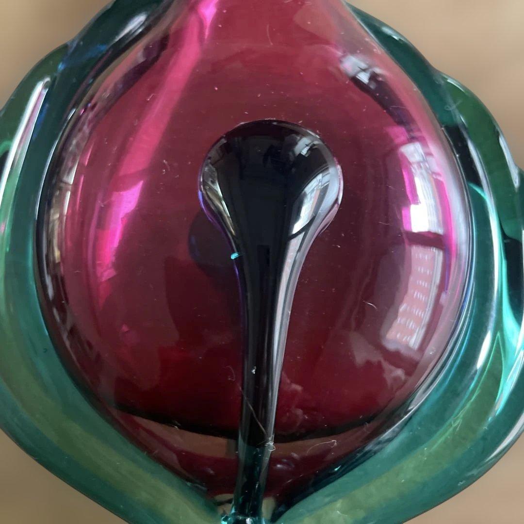 津軽びいどろ　1988年青函博覧会開催記念　装飾的なガラスボトル 赤紫と緑