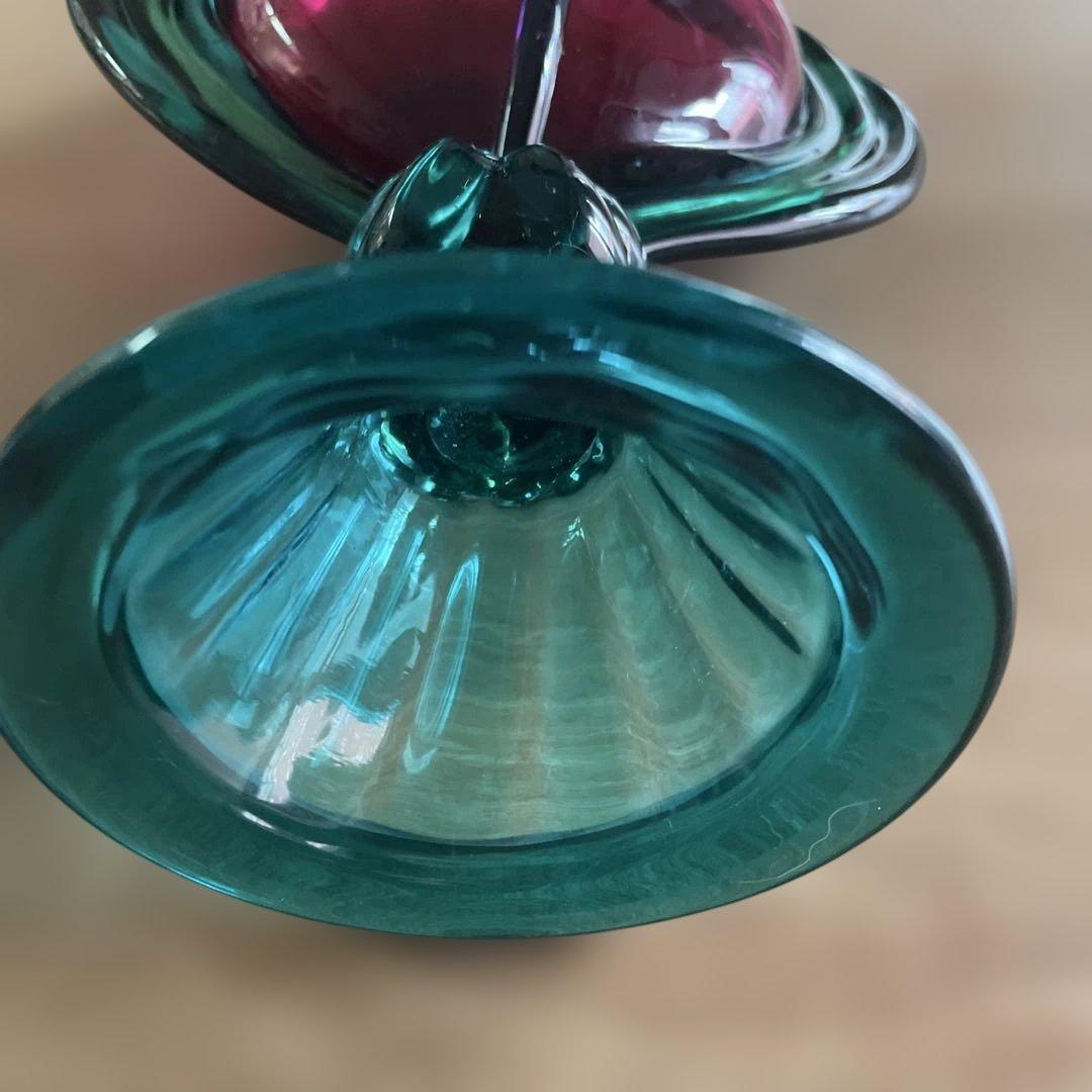 津軽びいどろ　1988年青函博覧会開催記念　装飾的なガラスボトル 赤紫と緑