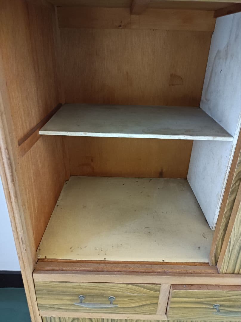 木製ストライプ模様キャビネット