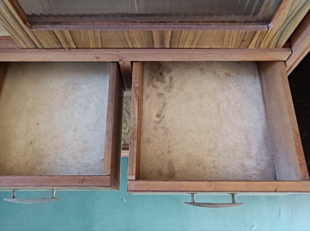 木製ストライプ模様キャビネット