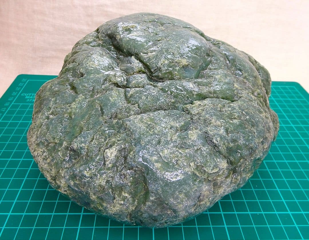 白馬産ネフライト原石(軟玉翡翠)4610g