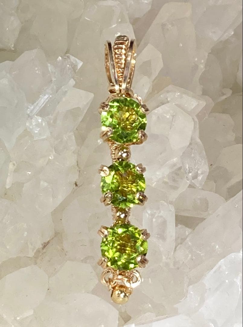 ペリドット　トリロジー　ペンダントトップ　ワイヤージュエリー