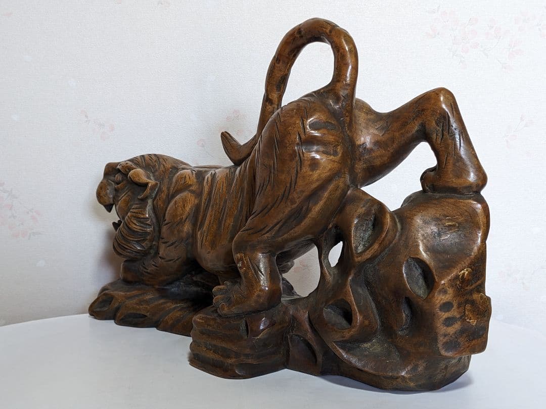 ♦木彫 虎 透し彫り 一点物 飴色 トラ 寅 干支 縁起物 置物古美術品 骨董品