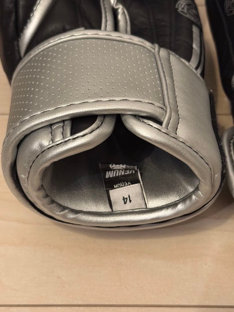 Venum Power 2.0 ボクシンググローブ ブラック/シルバー