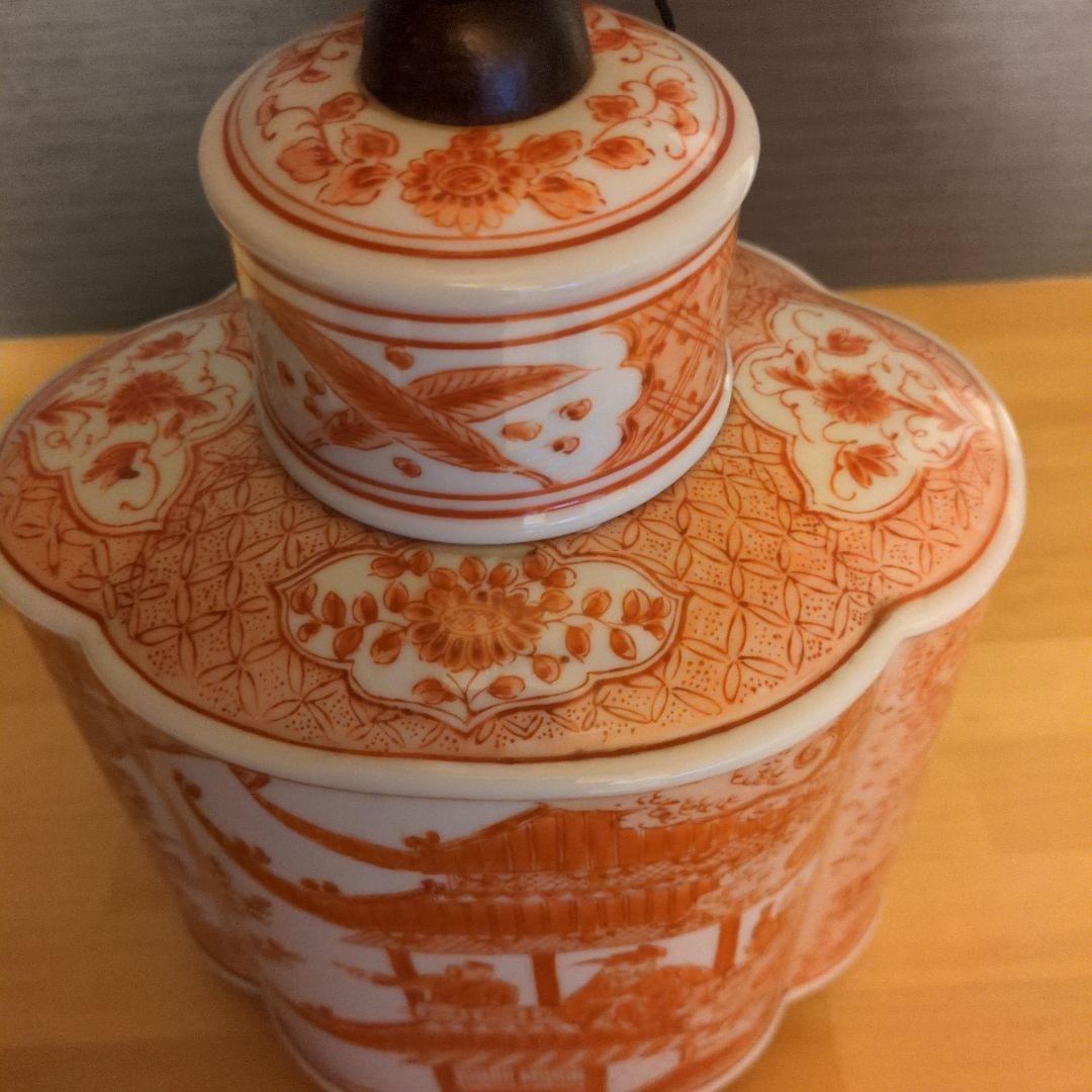 オレンジとホワイトの陶器製テーブルランプ