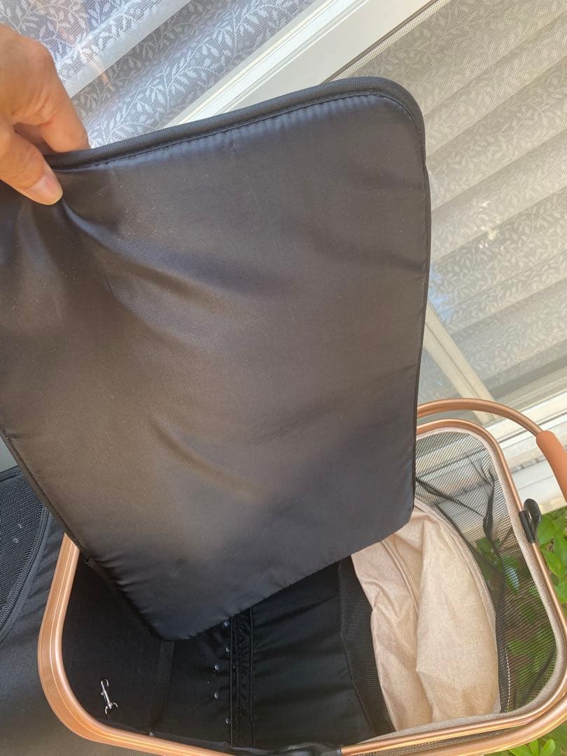 黒のメッシュカバー付きペットカート