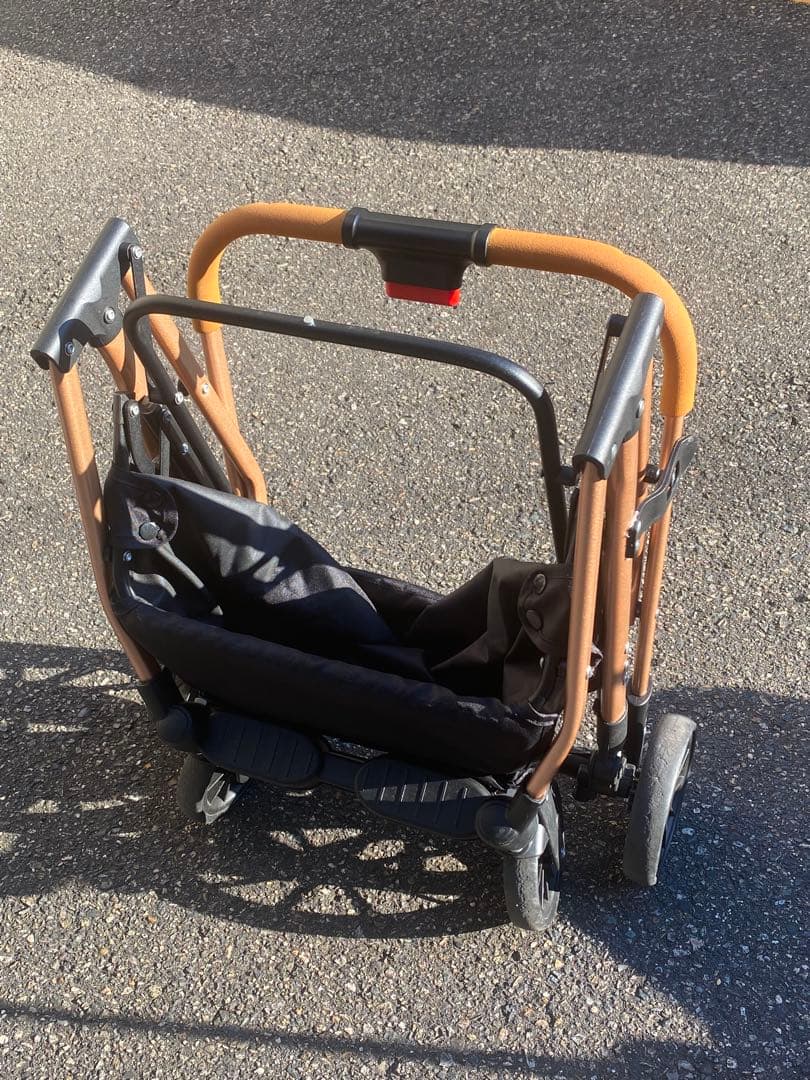 黒のメッシュカバー付きペットカート