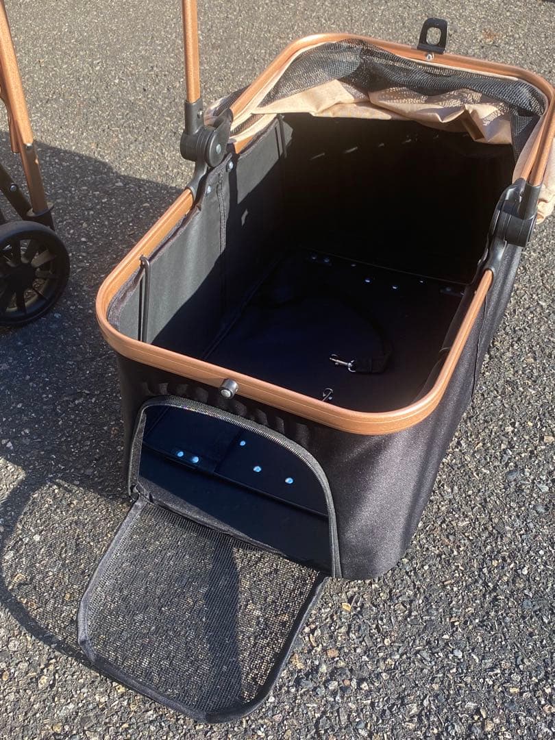 黒のメッシュカバー付きペットカート