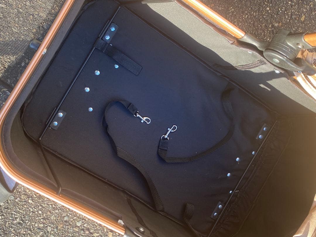 黒のメッシュカバー付きペットカート