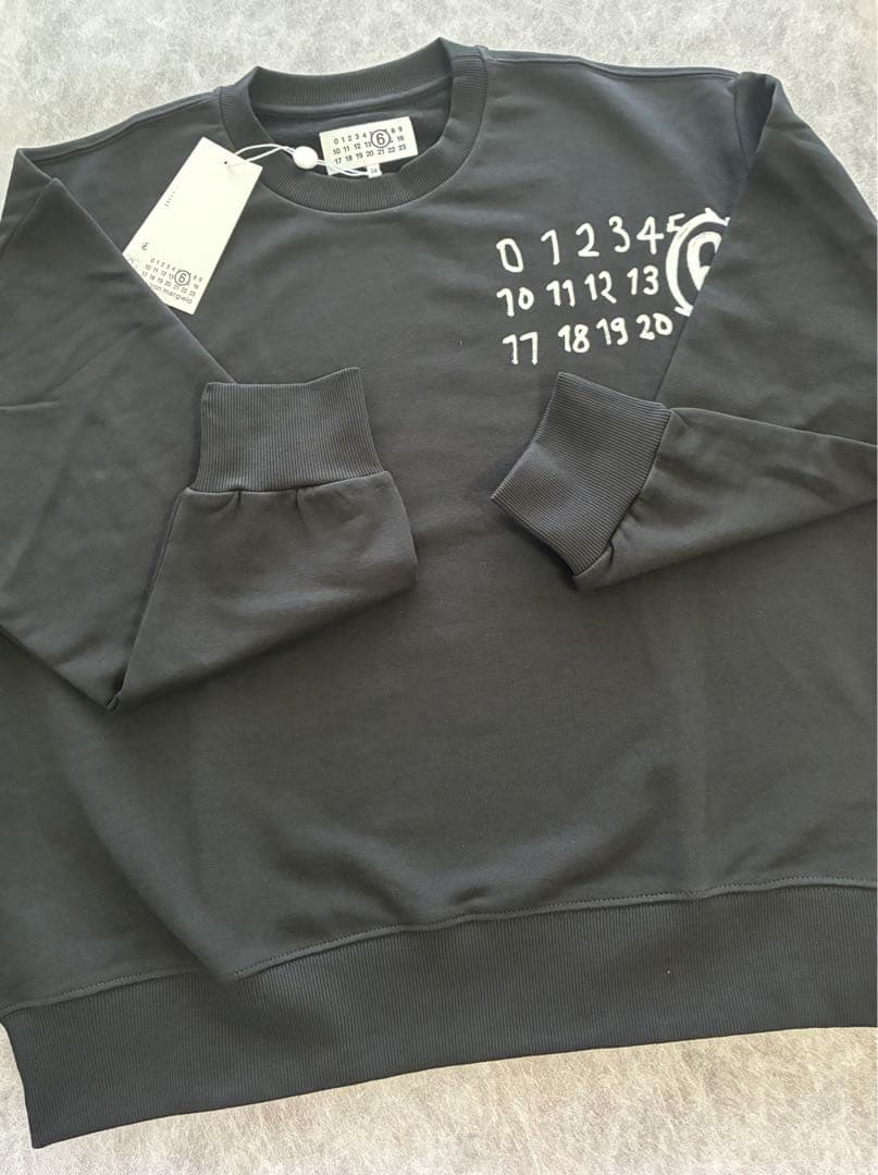 大人もOK MM6 Maison Margiela . ナンバーロゴ スウェット