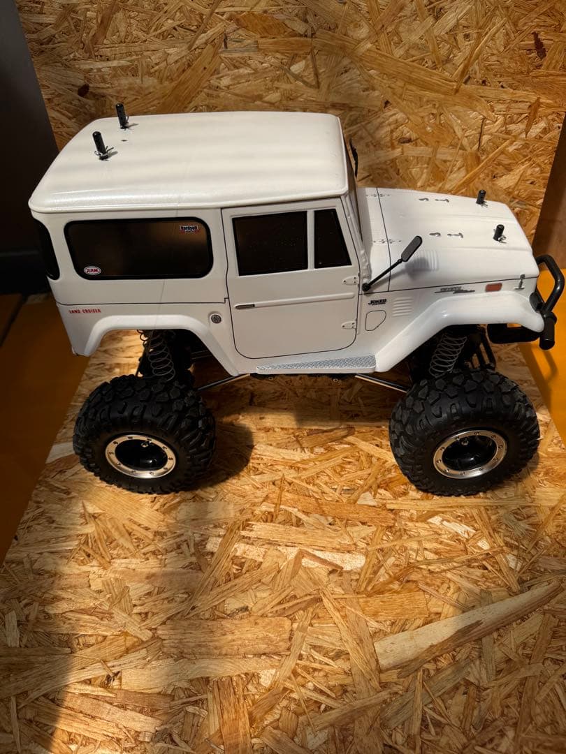 あきら　オフロードRCカー ホワイト SUVデザイン