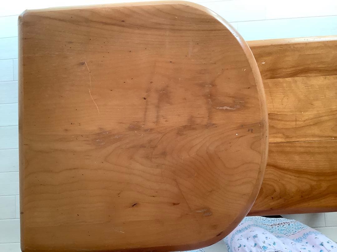 Heywood Wakefield 社製の刻印付きサイドテーブル