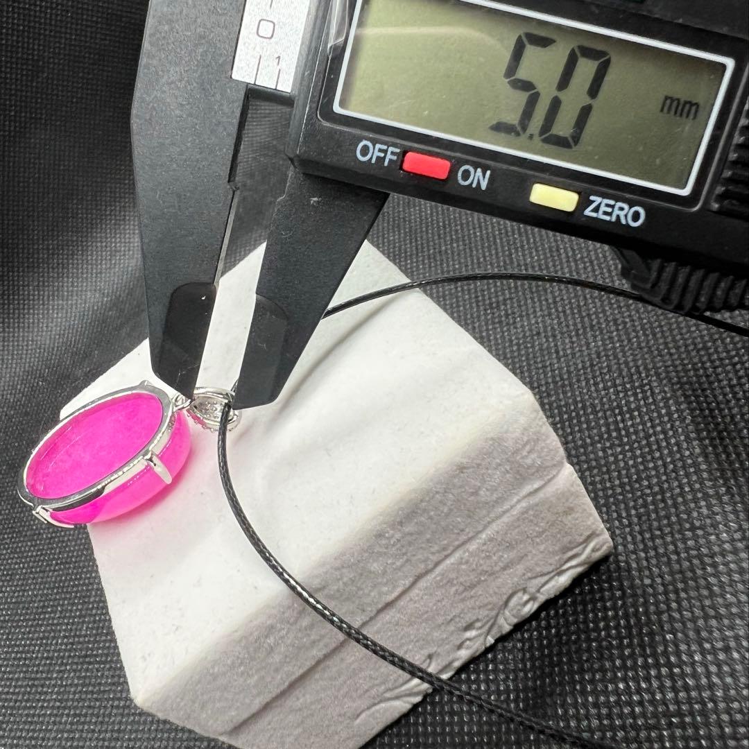 新品　綺麗なピンク色の翡翠卵形ペンダント革紐でビンテージスタイルD10116