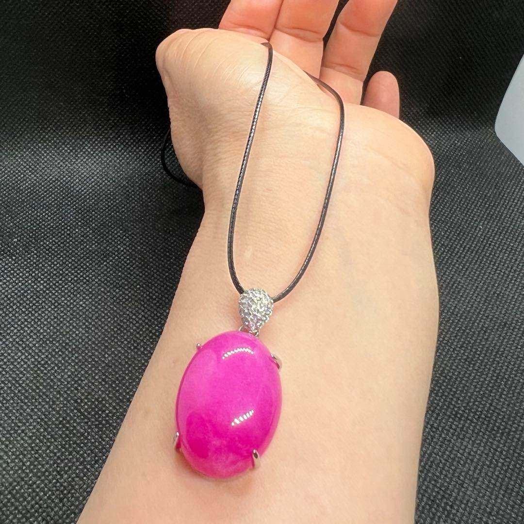新品　綺麗なピンク色の翡翠卵形ペンダント革紐でビンテージスタイルD10116